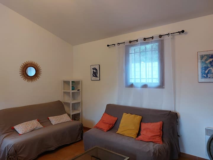 Sofa, kauč ispod prozora, može se koristiti kao dodatni krevet.