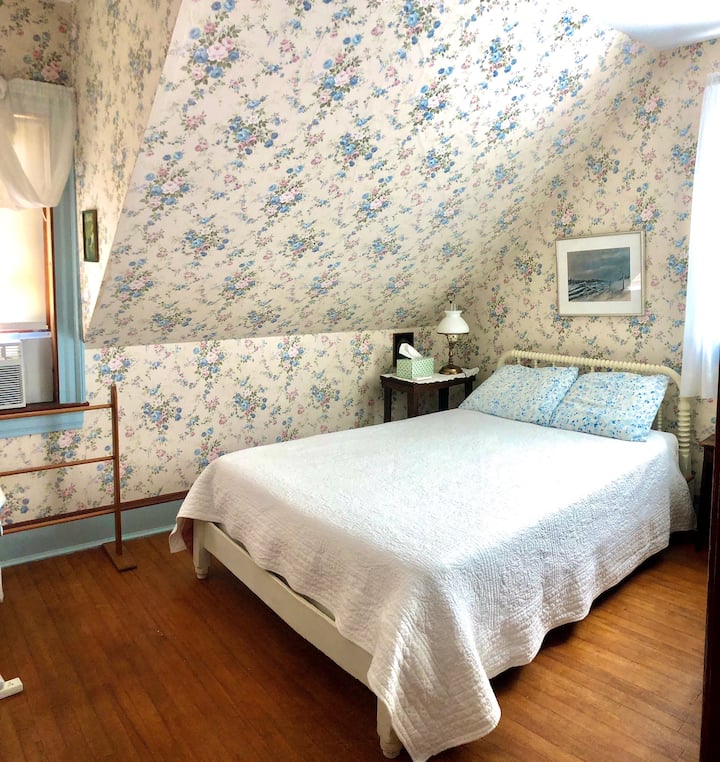 楼上后卧室。全尺寸床。  