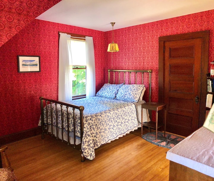 这是主卧室。我在这里为婴幼儿准备了一个婴儿游戏床。