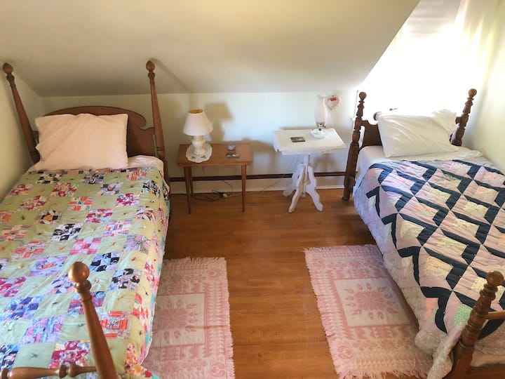 楼上的第3间卧室为双床客房。  