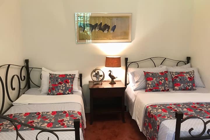 2e slaapkamer op de benedenverdieping. Een tweepersoonsbed, een eenpersoonsbed.