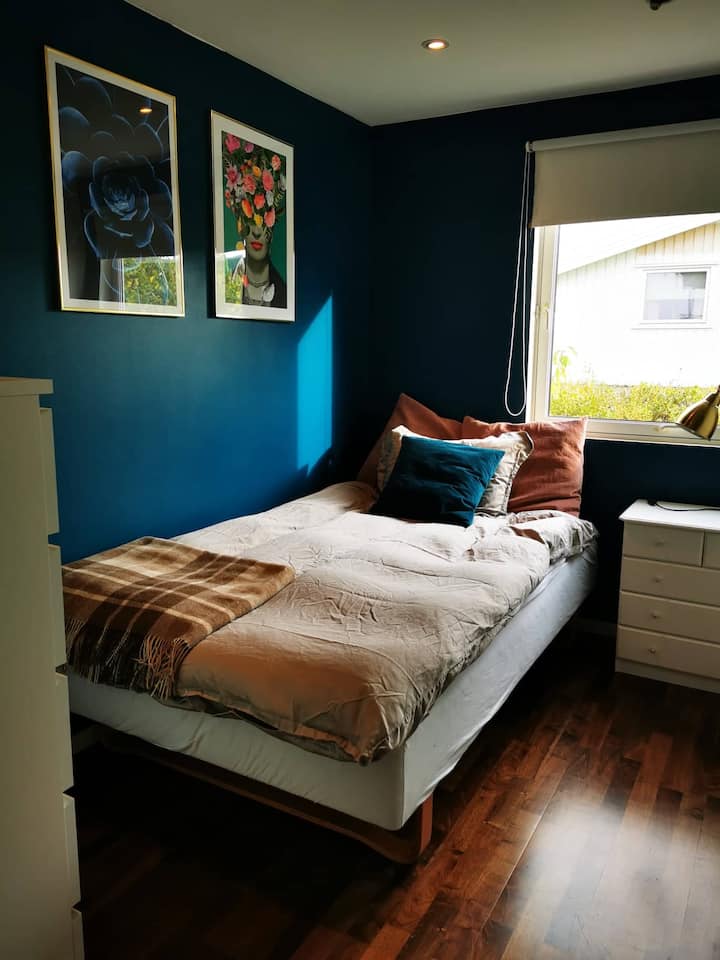 ห้องนอน 3 พร้อมตู้เสื้อผ้าและลิ้นชัก มัสตาร์ด 120 ซม. เพาะพันธุ์