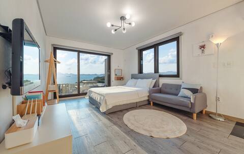 Pico - Superior room where you can watch the green waters of the Namhae in bed