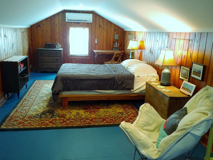 Tercer dormitorio: habitación del ático, un lugar tranquilo que se siente separado del resto de la casa.  Los paneles de madera dan un ambiente cálido.  Un mini-split separado para tu total comodidad.  Nota: ¡Las escaleras originales de esta habitación son muy empinadas y estrechas!
