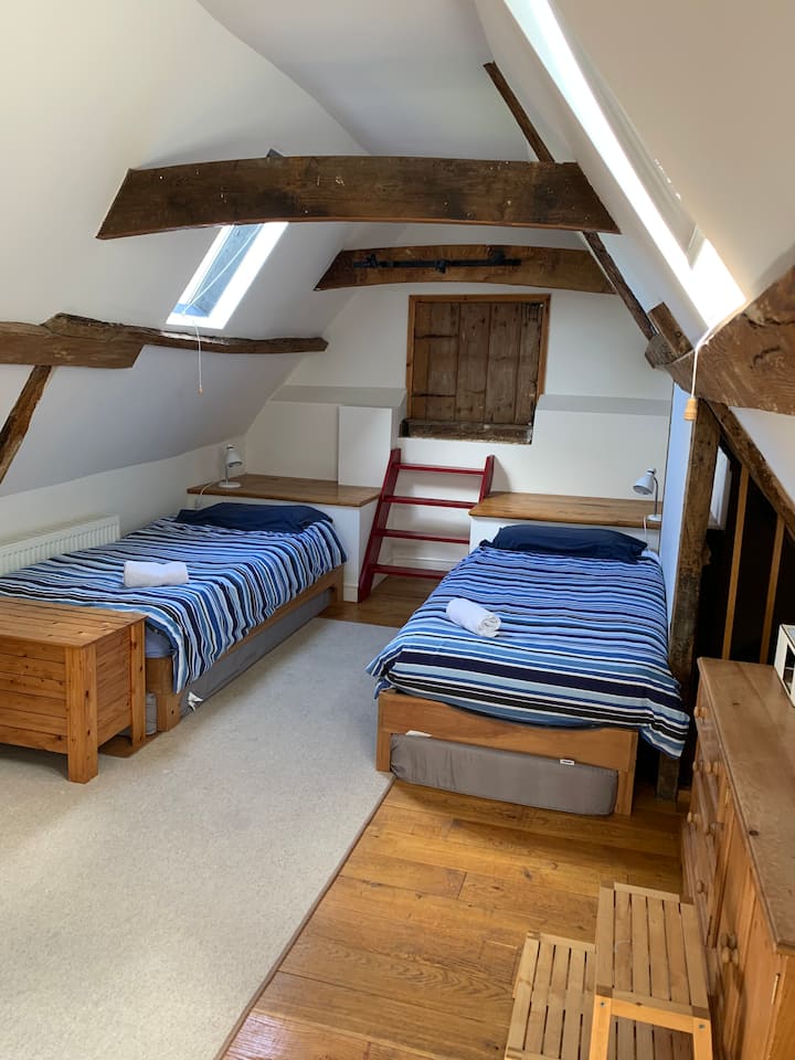 Მანსარდა ორსაწოლიანი საძინებელი