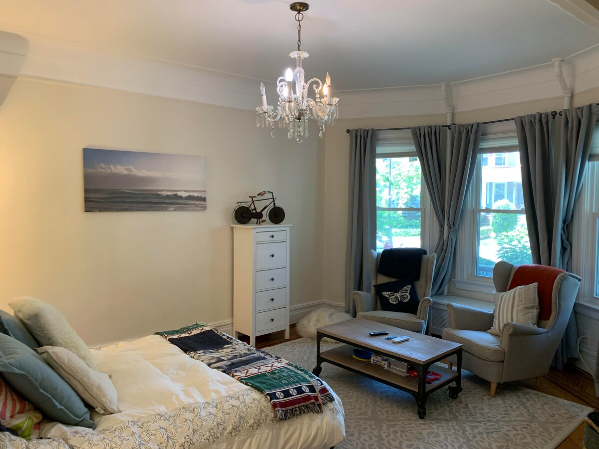 Lit Queen Size confortable dans la chambre