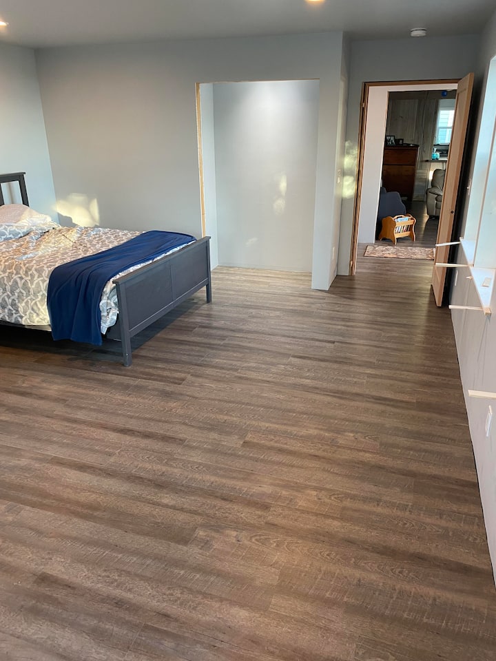 Dhomë gjumi me pamje nga ambienti i ndenjjes