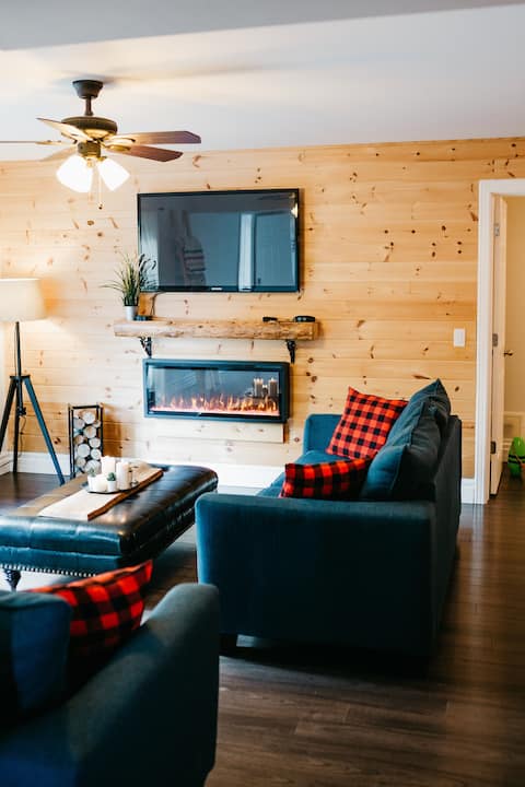 OakLodge | Hot Tub + Wine Cellar | Private Retreat