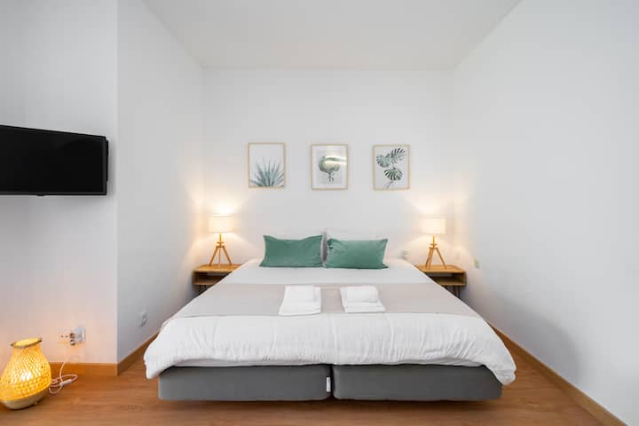 Lit king size - 1,80m X 2,00m de large. Des serviettes de toilette sont fournies, ainsi que des serviettes de plage pendant la saison de la piscine pour tous les invités.