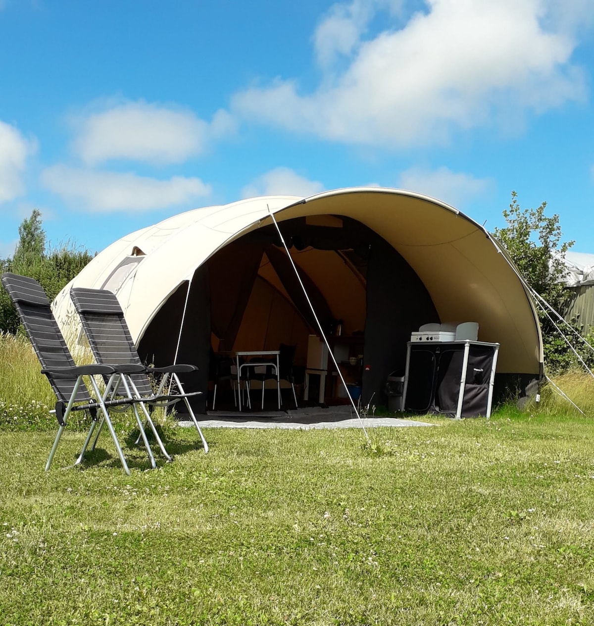 De Waard tent de Bruinvisch - De Koog, Noord-Holland Vacation Rentals |  HiChee