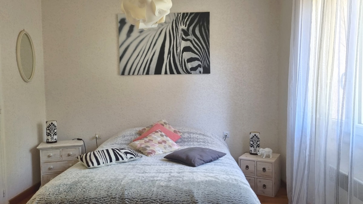 您的楼上卧室可观赏花园景观。小型套房淋浴间。