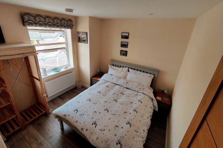 Втора спална соба со брачен кревет (широк 125 - 149 см)