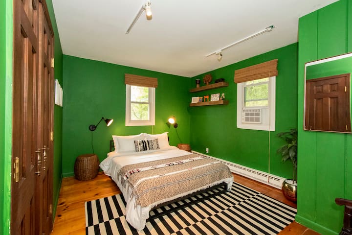 La chambre verte : chambre avec un lit queen size