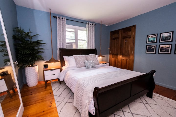 La chambre bleue : chambre avec lit queen size