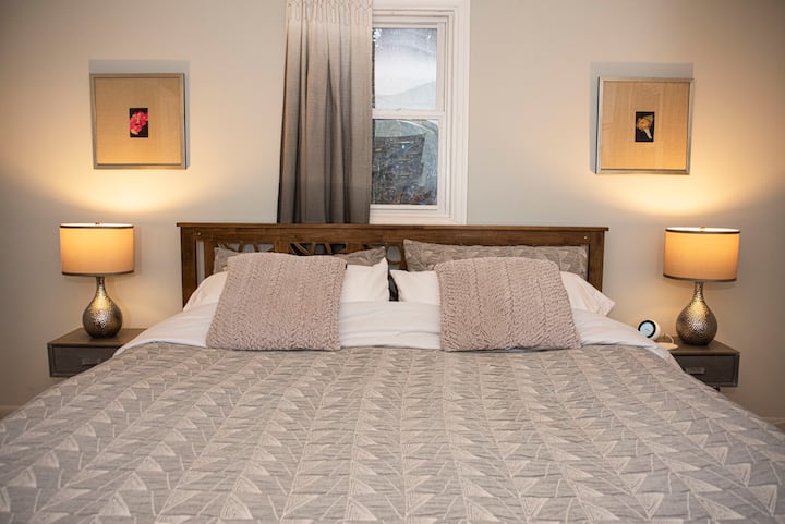 La chambre grise : chambre principale avec lit King Size