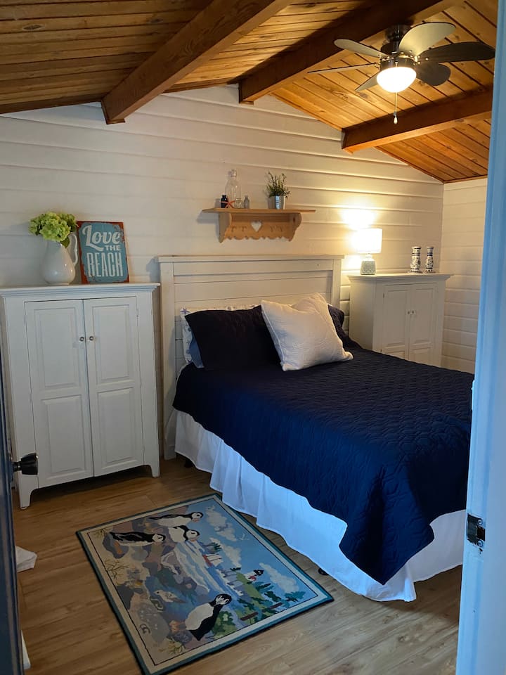 Спалня две има двойно легло.