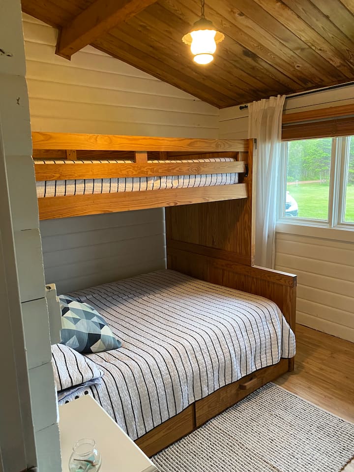 Трета спалня с двойно и единично легло на двуетажно легло.