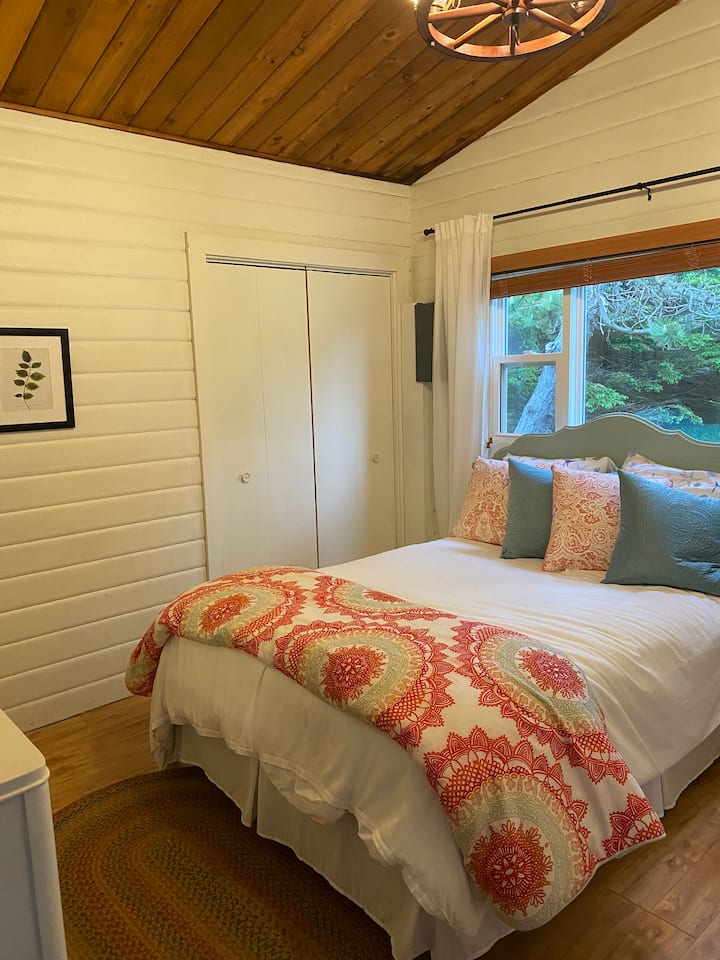 Спалня две има двойно легло.