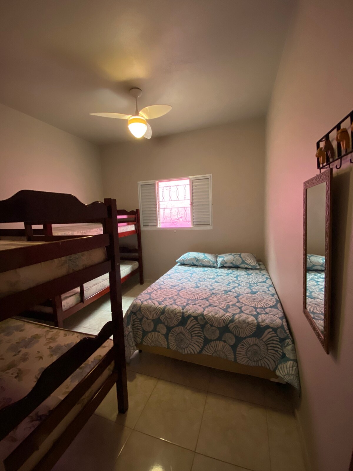 Спалня 1 със стандартно двойно легло плюс двуетажни легла