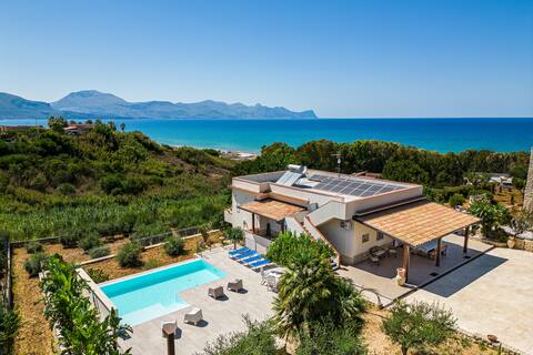 Villa DellAcqua: Infinity Pool with Sea View