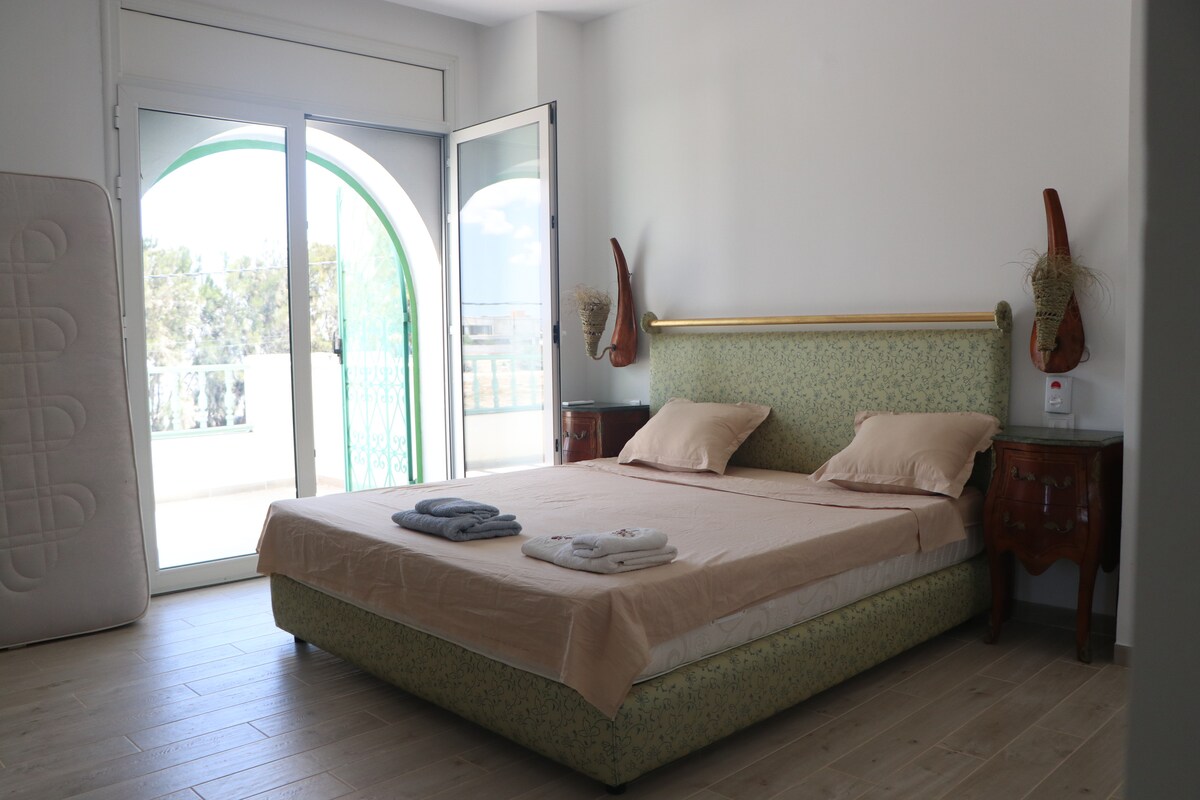 Glavni apartman s balkonom i pogledom na more
Bračni krevet (2 metra)
Topli i hladni klima-uređaj i ventilator
