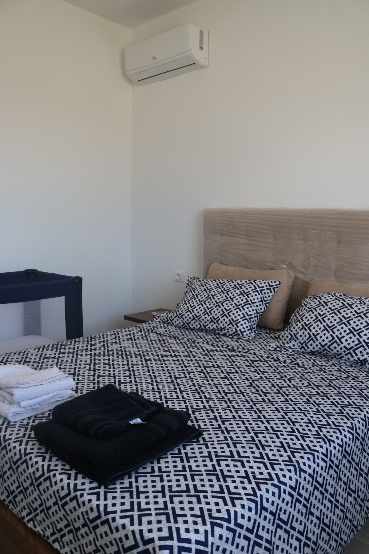 Treća dvokrevetna soba, na prvom katu, dječji krevetić, topli i hladni klima-uređaj 