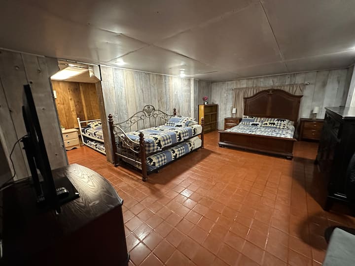 Velika soba 
1 bračni krevet (1,6x2) 
2 kreveta 

za jednu osobu, mala soba,
2 kreveta za jednu osobu 