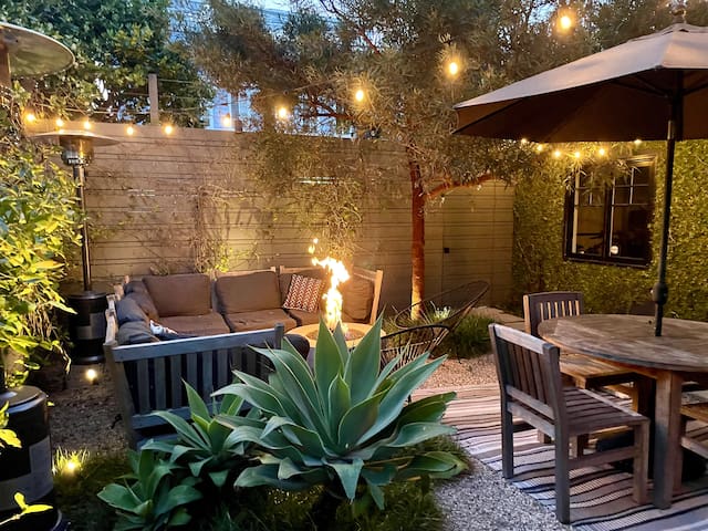 Venice Beach Indoor-Outdoor Oasis in Walk Street District