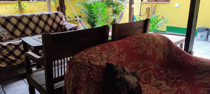 Sala de estar junto a la naturaleza...Aquí puedes leer un libro o simplemente relajarte al aire libre escuchando el sonido del arroyo y el canto de los pájaros...
