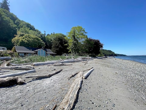 Serene Waterfront Beach Cottage