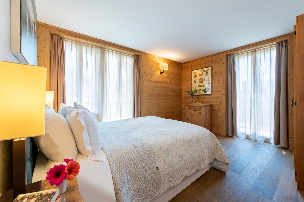 Dormitorio tamaño king con baño privado y acceso a dos balcones