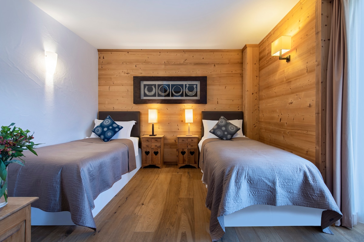 Dormitorio doble con acceso al balcón.