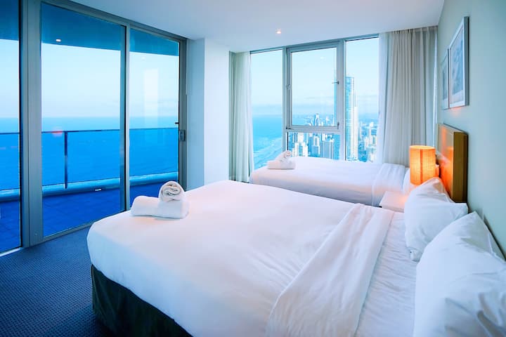 חדר שינה 2, יש שתי מיטות זוגיות. נוף נהדר לים, שטוף שמש, נקי ומרווח, מצעים נוחים.