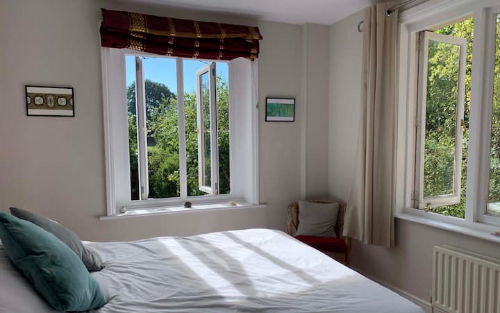 阳光明媚的第二间卧室-可应要求设置为2米宽双人床或两张单人床