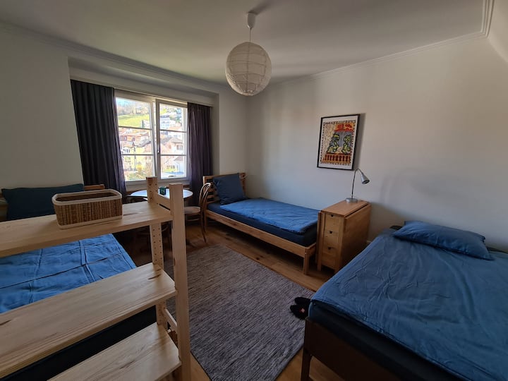 חדר שינה שני: עם 3 מיטות