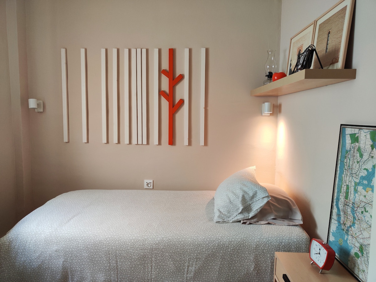 Spavaća soba 2. Spremna za jednu osobu. Krevet je dimenzija 90 x 90 cm i opremljen je klima-uređajem i grijanjem. 
Spavaća soba 2. Pripremljeno za jednu osobu.
Krevet je dimenzija 90 x 90 cm i opremljen je klima-uređajem i grijanjem.