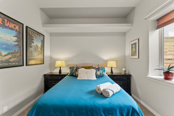 חדר שינה נעים עם מיטת קווין סייז וחדר ארונות