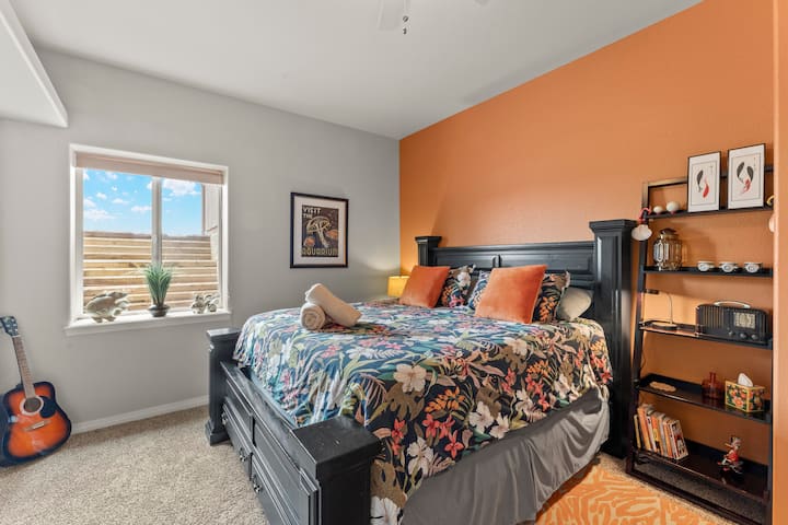 חדר שינה עם מיטת קינג סייז, שידה וארון (גיטרה למטרות דקורטיביות בלבד)