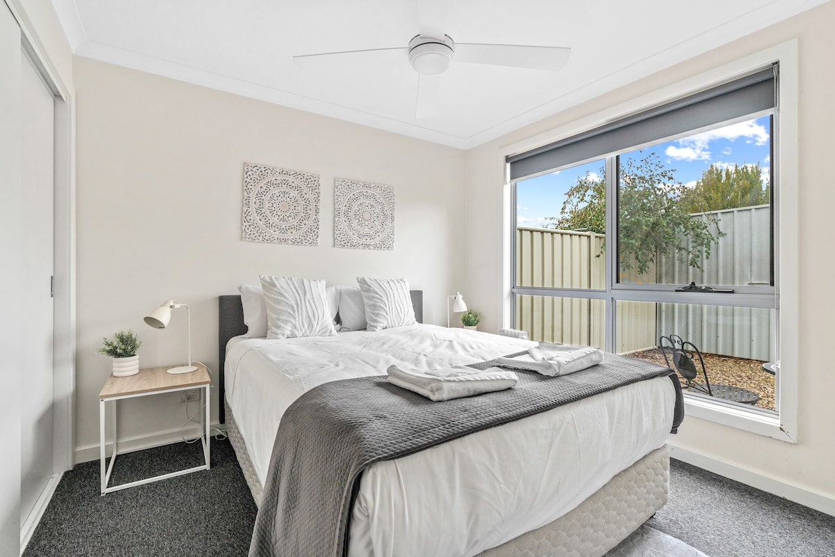 חדר שינה עם מיטה נוחה 