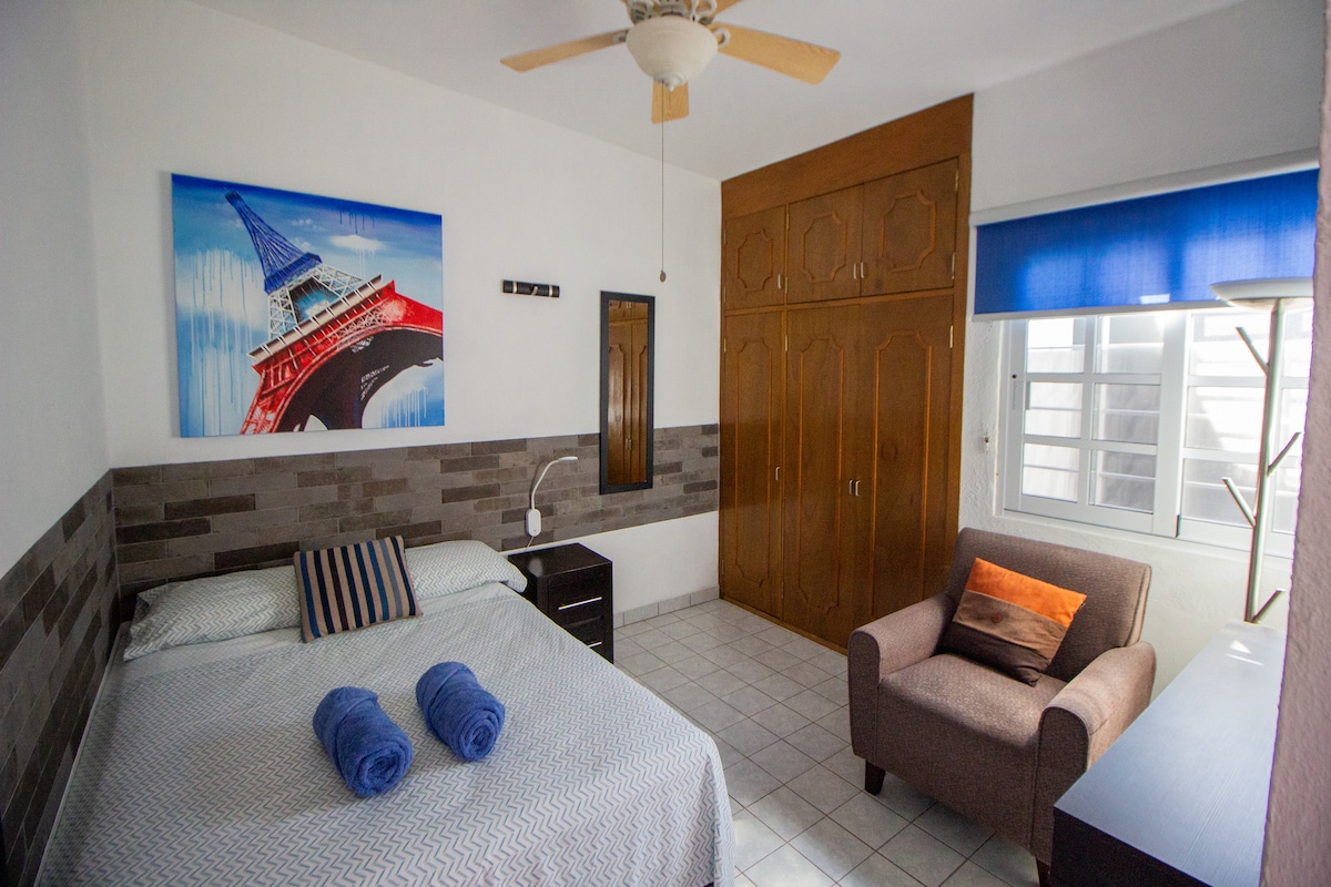 Reamara配有双人床，窗户朝向后院，配有空调和风扇。