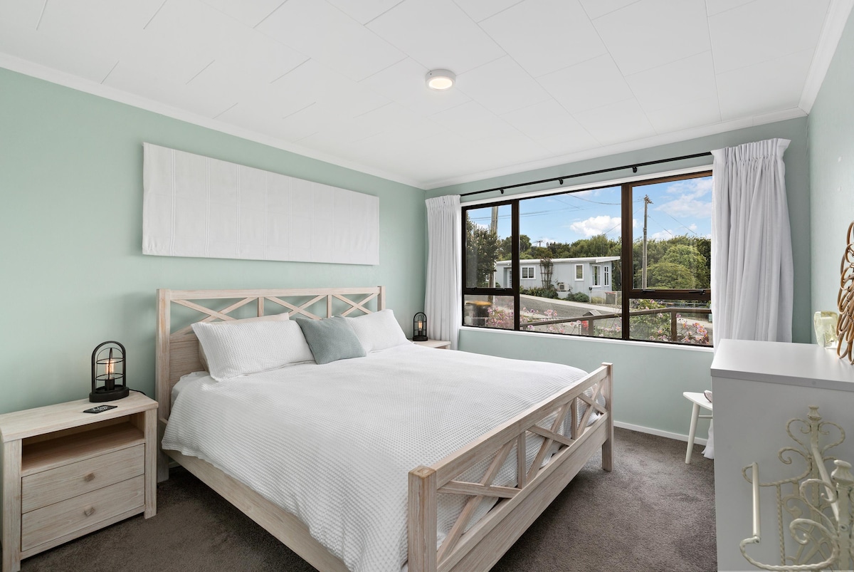 Spálňa s manželskou posteľou King s pohodlnou posteľnou bielizňou a posteľnou bieliz