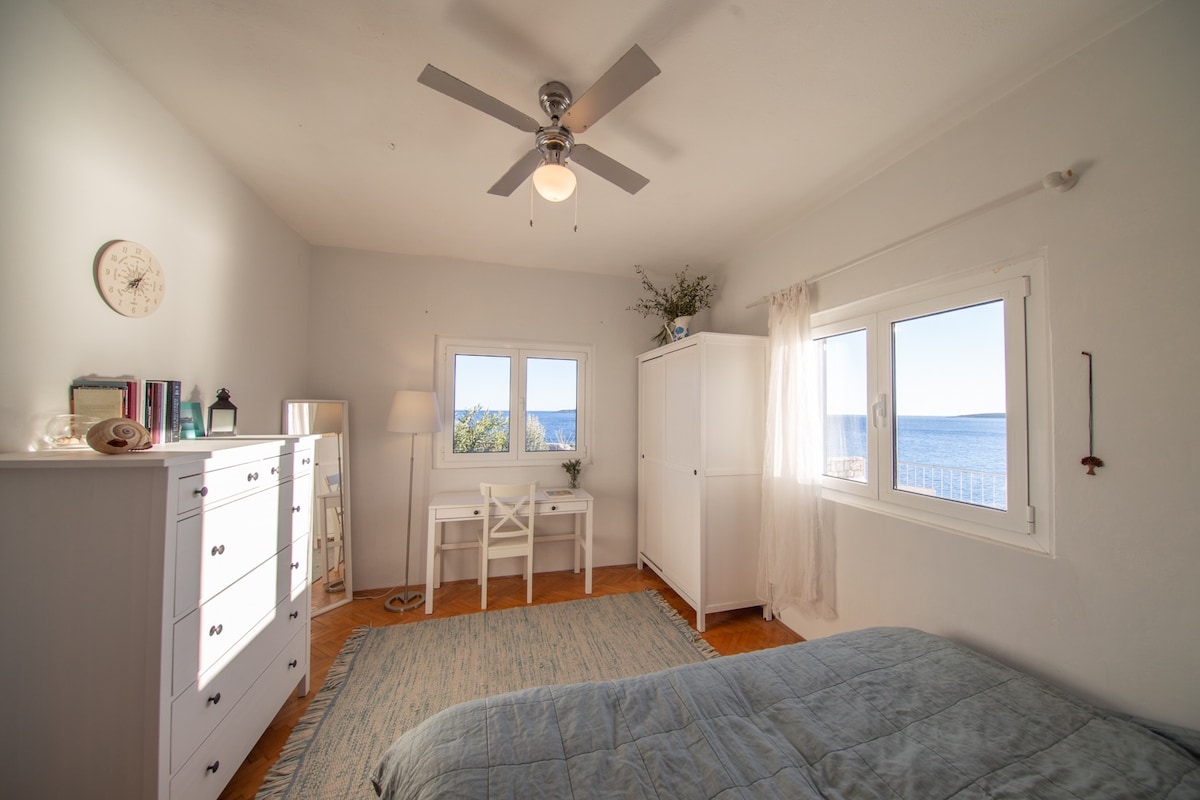 غرفة نوم رئيسية مع مكتب. 