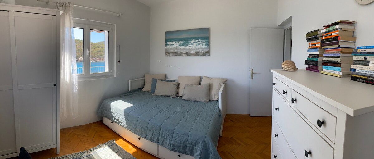 غرفة النوم الرئيسية.