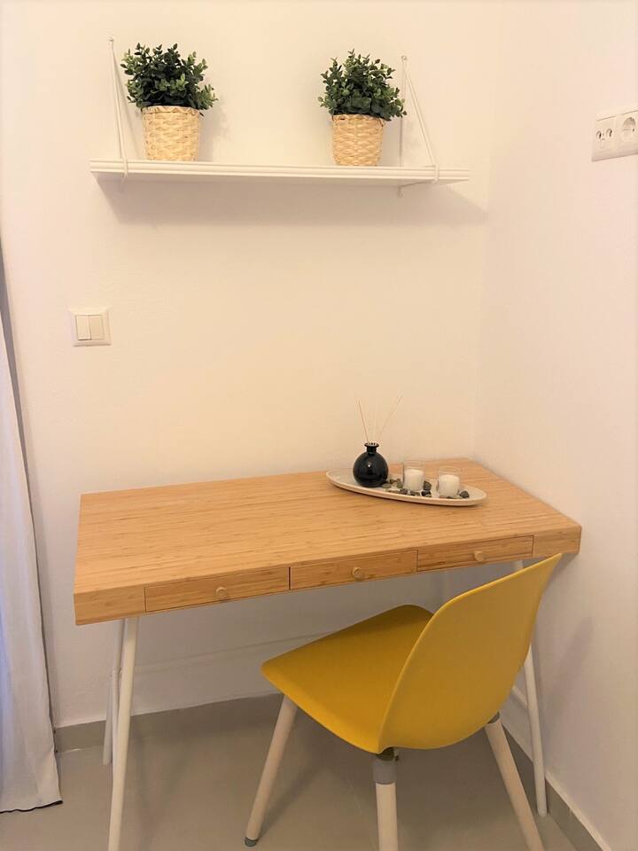 Radni stol u 2. sobi u prizemlju