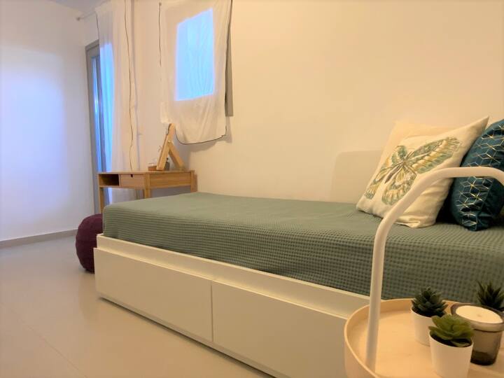 U prizemlju 1. soba (prva vrata s desne strane) s jednim krevetom koji se može pretvoriti u bračni krevet i mali radni stol