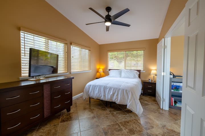 להירגע על מיטת קווין סייז הנוחה שלנו תוך כדי צפייה בסרטים בטלוויזיה חכמה בגודל 32אינץ' עמוסה בנטפליקס, אמזון פריים ודיסני+. 