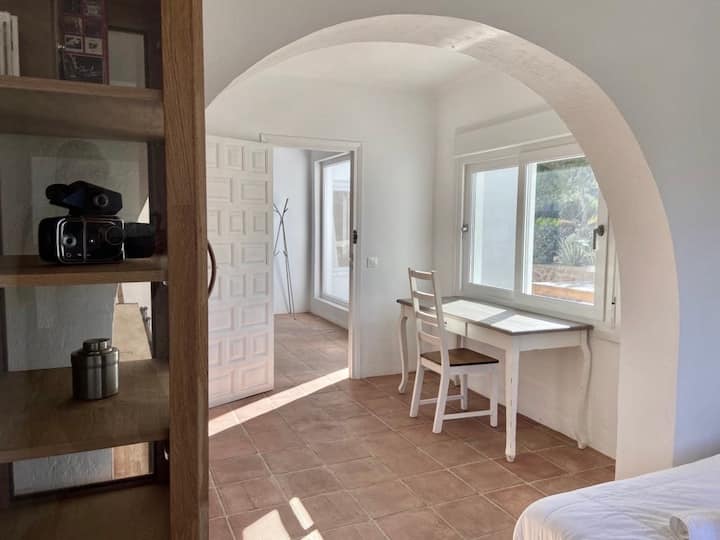 卧室配有两扇窗户、140厘米床、衣柜、梳妆台和书桌。