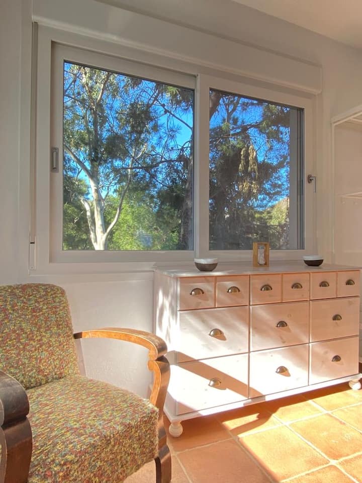 宽敞的卧室，配有4扇窗户、160厘米大床、衣橱、梳妆台和扶手椅。