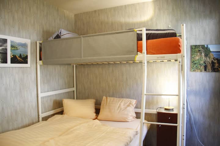 Vous pouvez voir le rocher du drapeau suisse de Vitznau depuis votre lit. Chambre parfaite pour les enfants ou un couple.