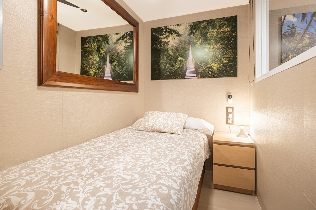 Jednolôžková izba s malým šatníkom na dlhé šaty.